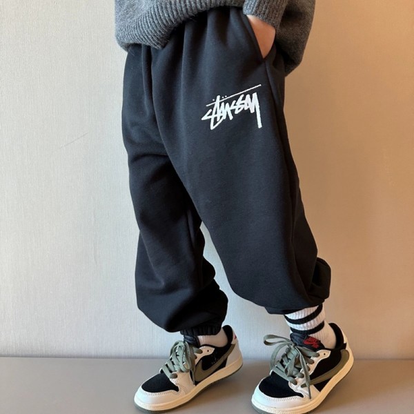 ブランド STUSSY キッズ 裏起毛 ズボン ステューシー子供スウェットパンツ 秋冬 厚手 防寒 長ズボン 通学 通園 部屋着 ルームウェア アウトドア 110-170cm 男の子 女の子 ブラック グレー スウィートボーイ