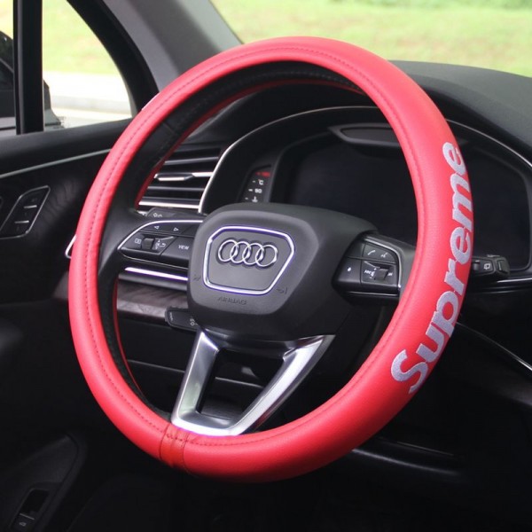 ブランドシュプリームSupremeハンドルカバー 車用 軽自動車 3Dグリップ 滑り止め D型 ステアリングカバー 汎用 おしゃれ 通気性がよい 普通車 ハンドル 保護カバー 高級 内装パーツ 車用品 アクセサリー オールシーズン対応 円形