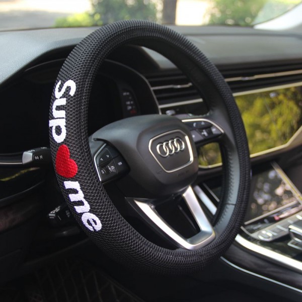 ブランドシュプリームSupremeハンドルカバー 車用 軽自動車 3Dグリップ 滑り止め D型 ステアリングカバー 汎用 おしゃれ 通気性がよい 普通車 ハンドル 保護カバー 高級 内装パーツ 車用品 アクセサリー オールシーズン対応 円形
