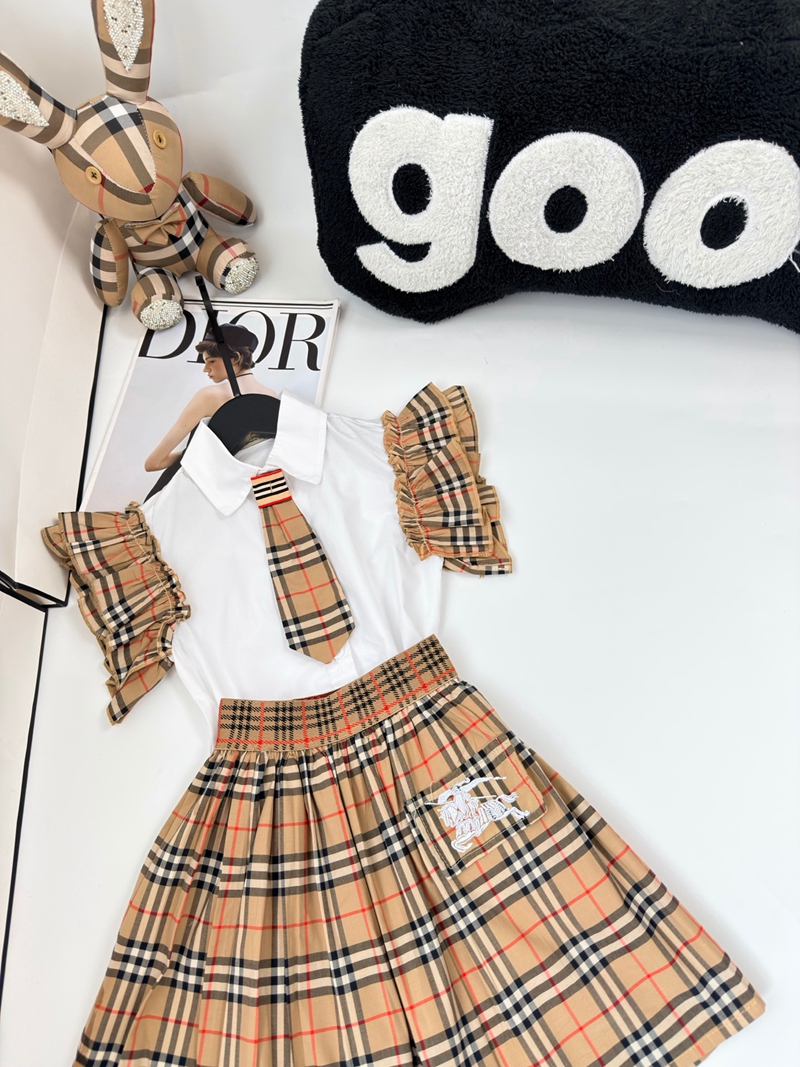 Burberry キッズ服上下セット