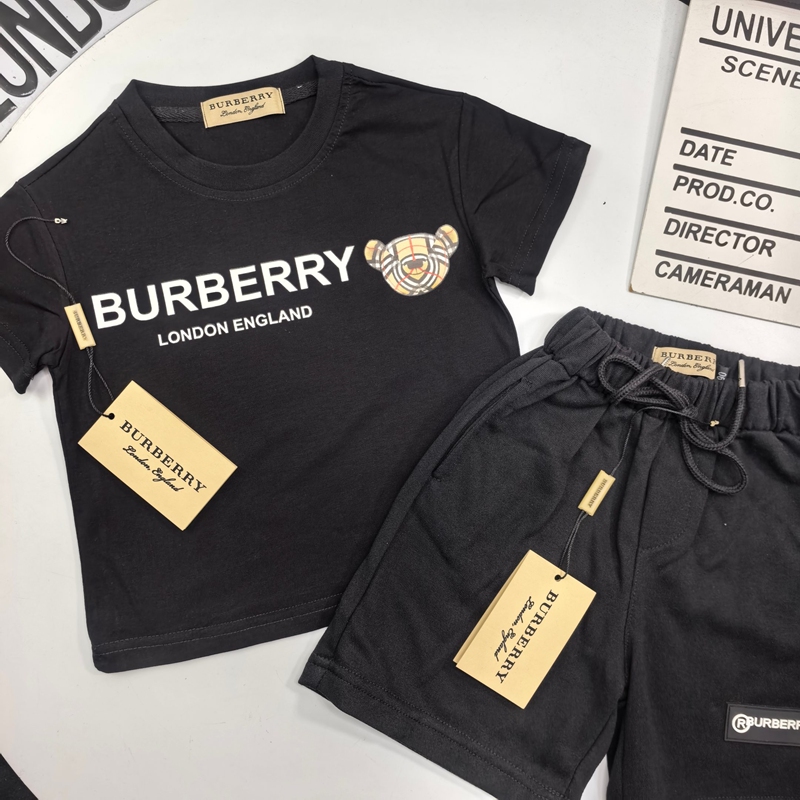 Burberryキッズ服スウェットセットアップ