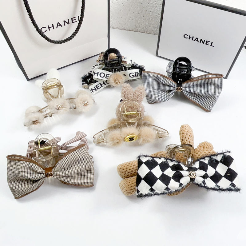 Chanel ヘアクリップ 髪アレンジ