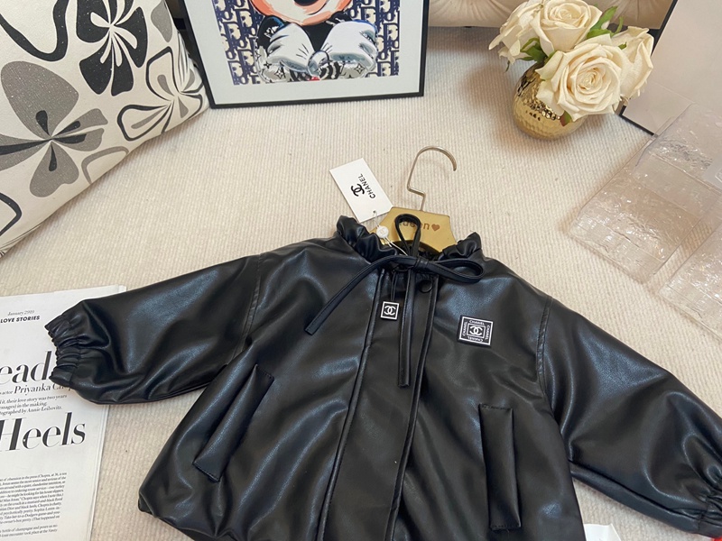 Chanelキッズ向け革コート