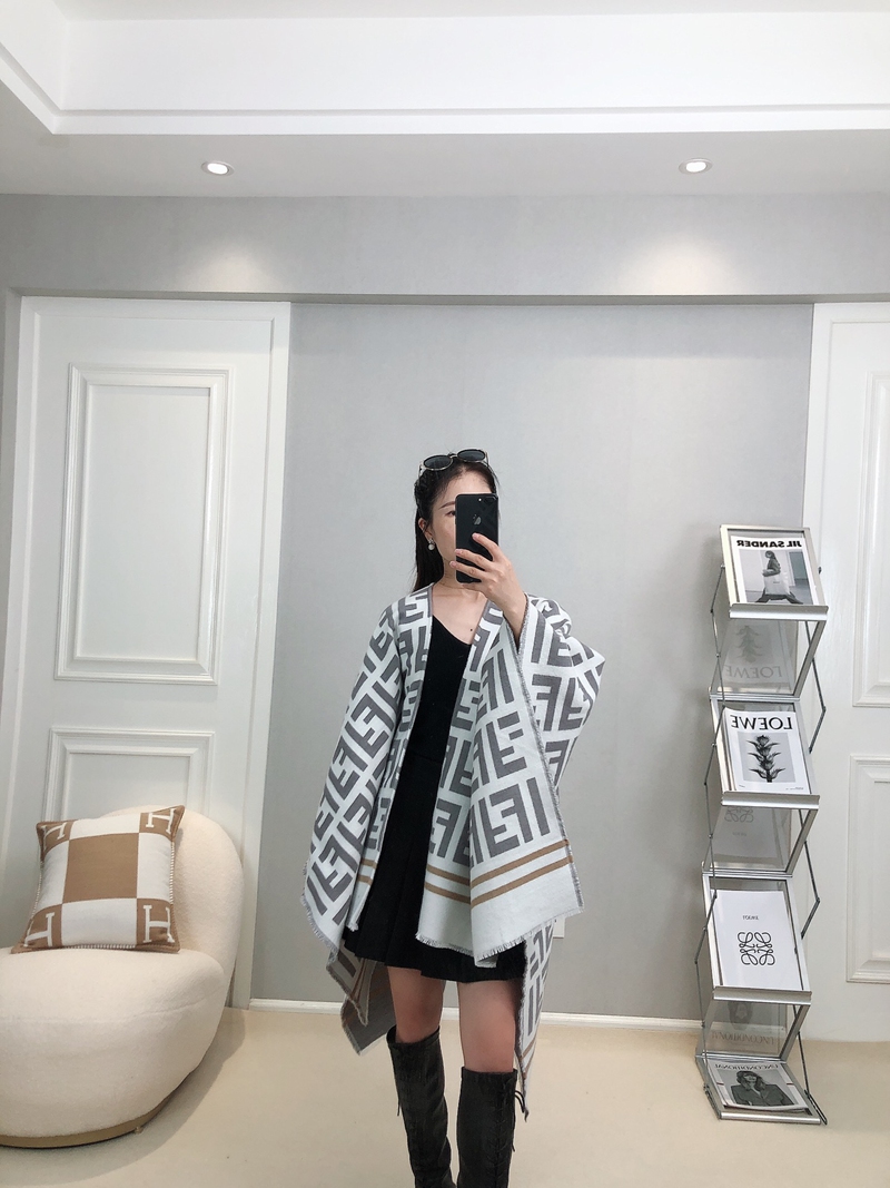 フェンディ防寒ケープ 人気
