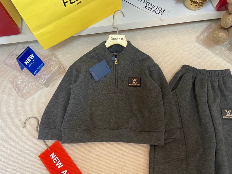 ルイヴィトンキッズスウェットセットアップ