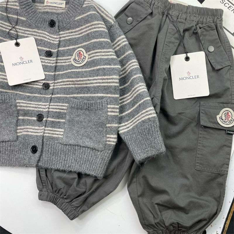MONCLER キッズセーターとカーゴパンツ