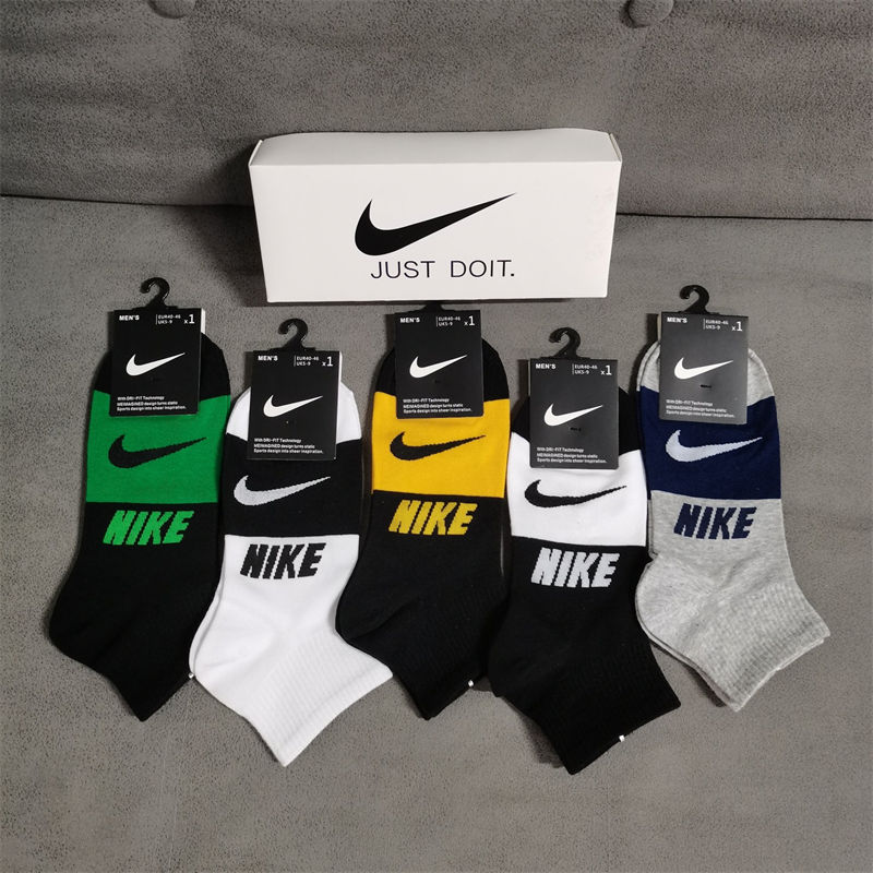 ブランドNike ミドルソックス