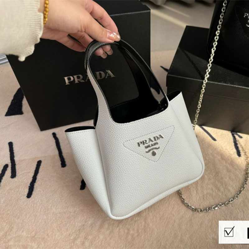 最終値下げ中 美品！プラダ バケツバッグ 刺々しい