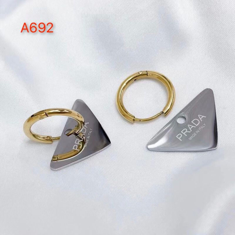 プラダ三角 ピアス
