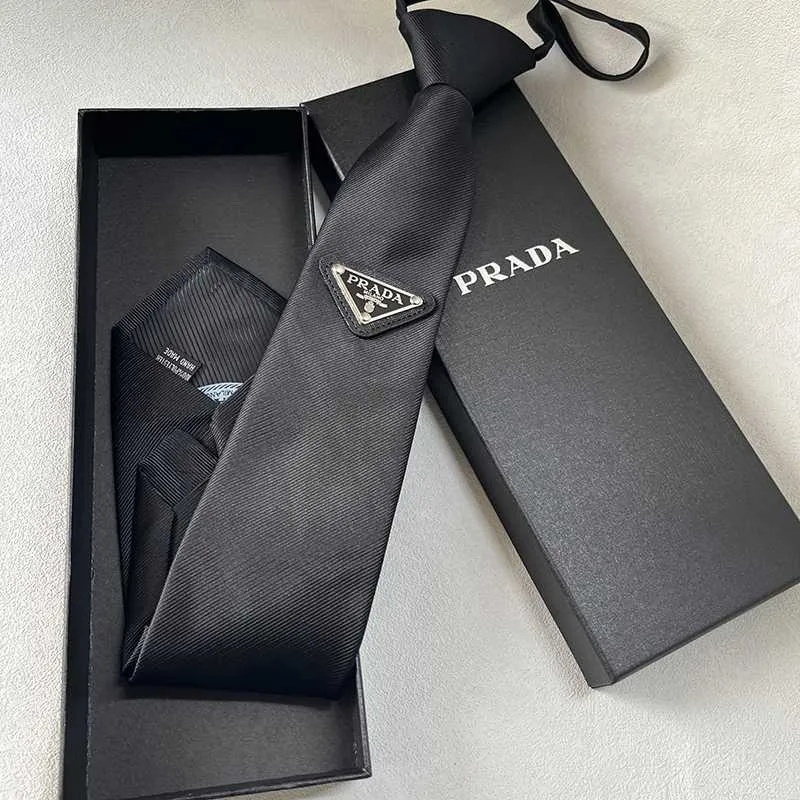 プラダワンタッチネクタイ