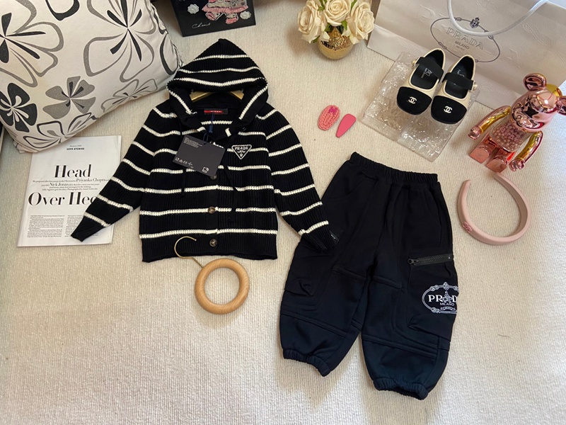 プラダ子供スウェットセットアップ 秋冬