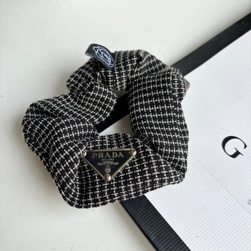 プラダボリュームシュシュ髪アレンジ